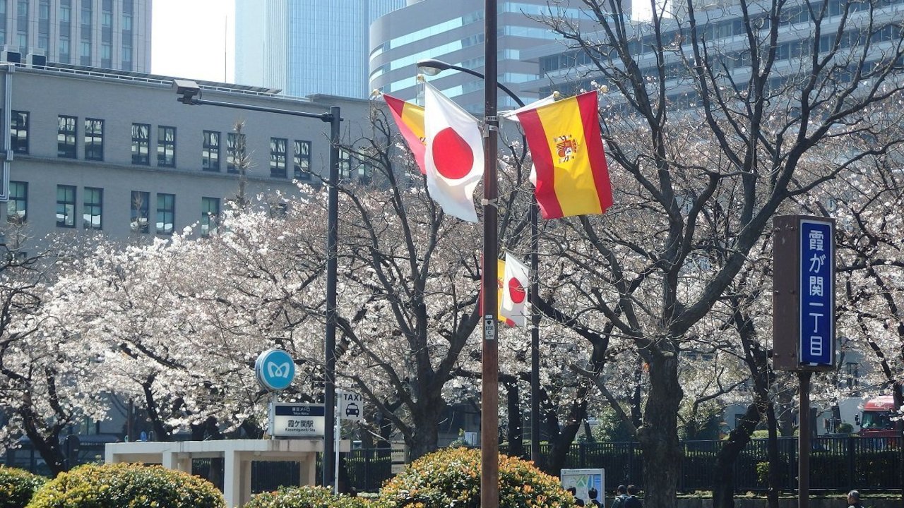 Banderas de España y Japón en Tokio.