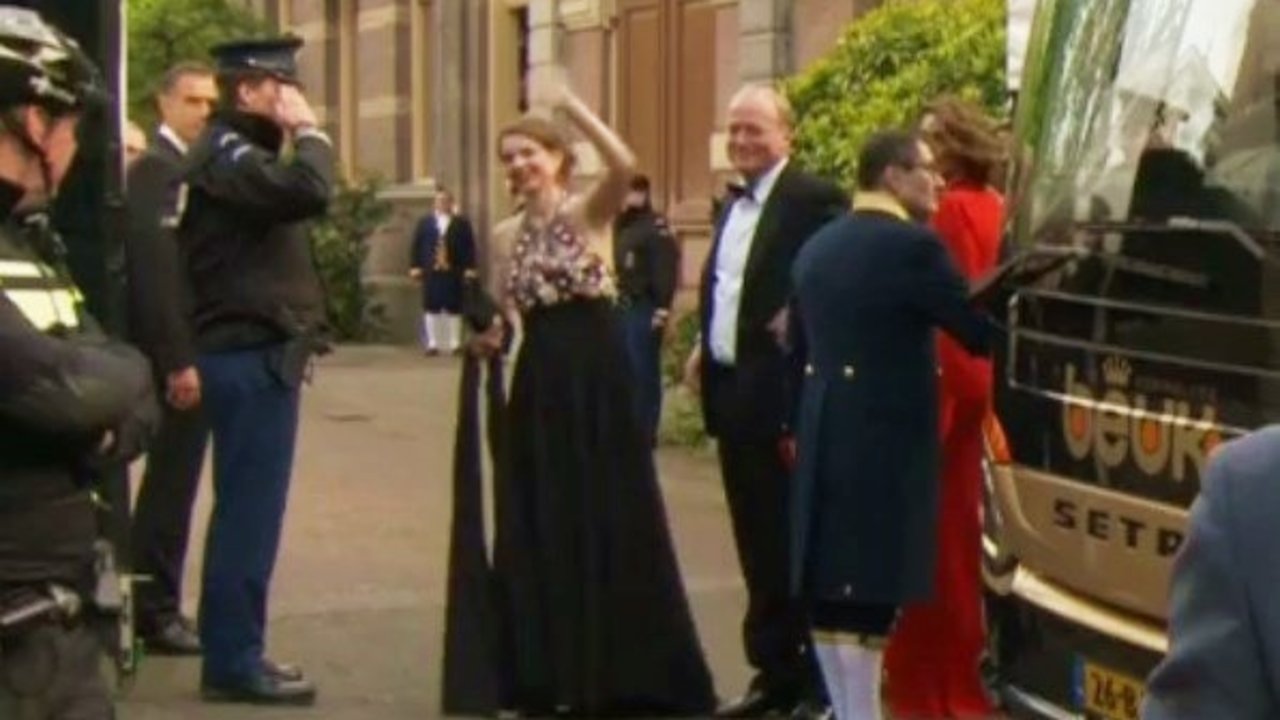 Carlos Javier de Borbón-Parma y su esposa Ana María llegan al cumpleaños del rey de Holanda.