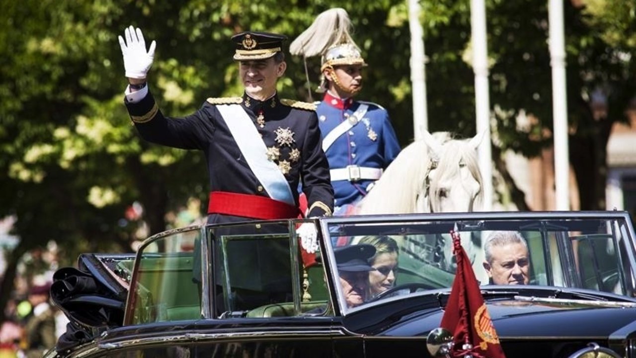Los reyes tras la proclamación en 2014, con José María Corona Barriuso sentado a la derecha.