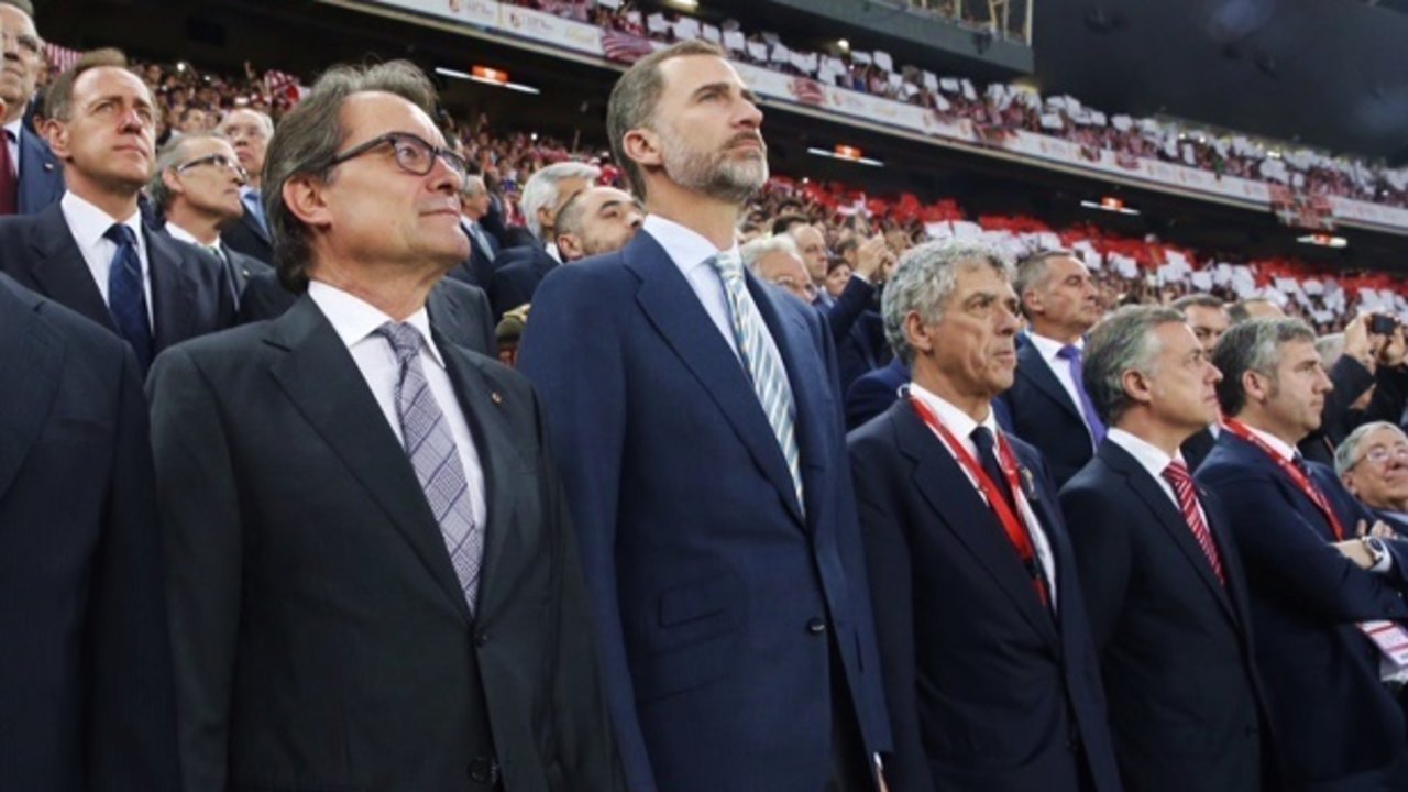Felipe VI escucha el himno de España y los pitos en la final de Copa del Rey de 2015.