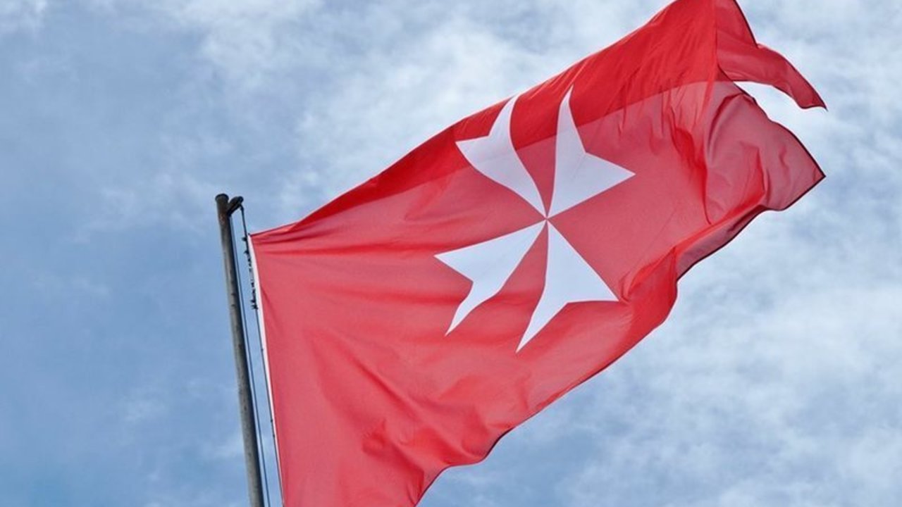 Bandera de la Orden de Malta.