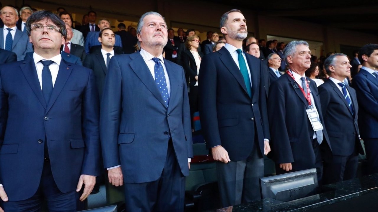 Felipe VI escucha el himno de España en la final de la Copa del Rey de 2017.