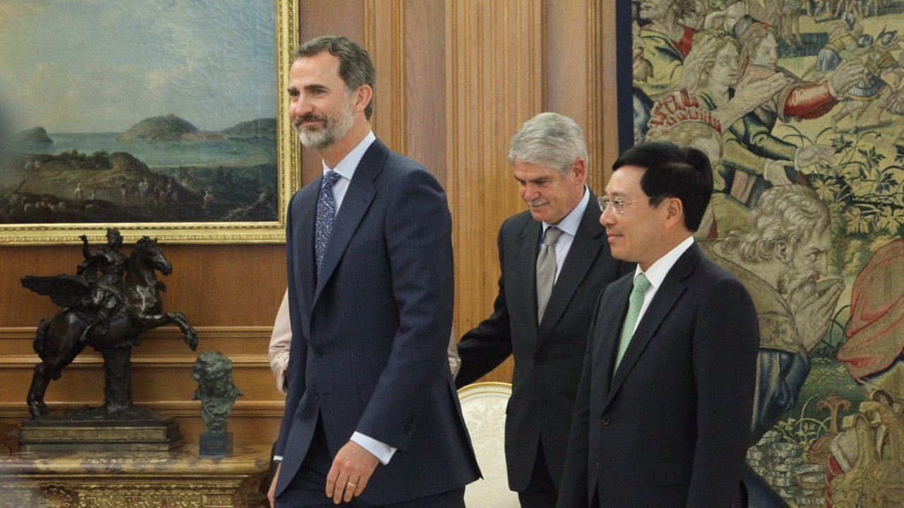 Felipe VI, con Alfonso Dastis y Pham Binh Minh, ministro de Asuntos Exteriores de Vietnam.