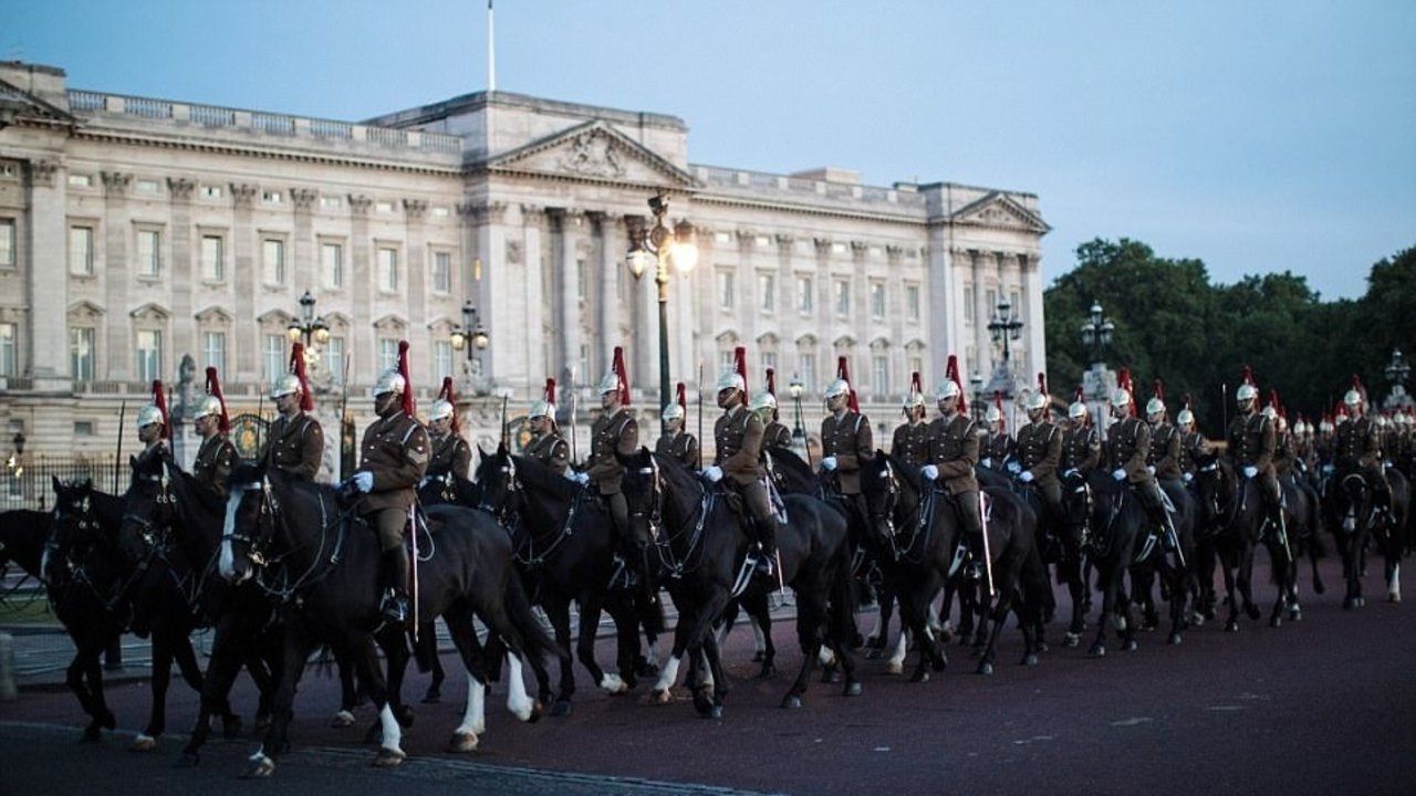 Soldados a caballo ante el Palacio de Buckingham.