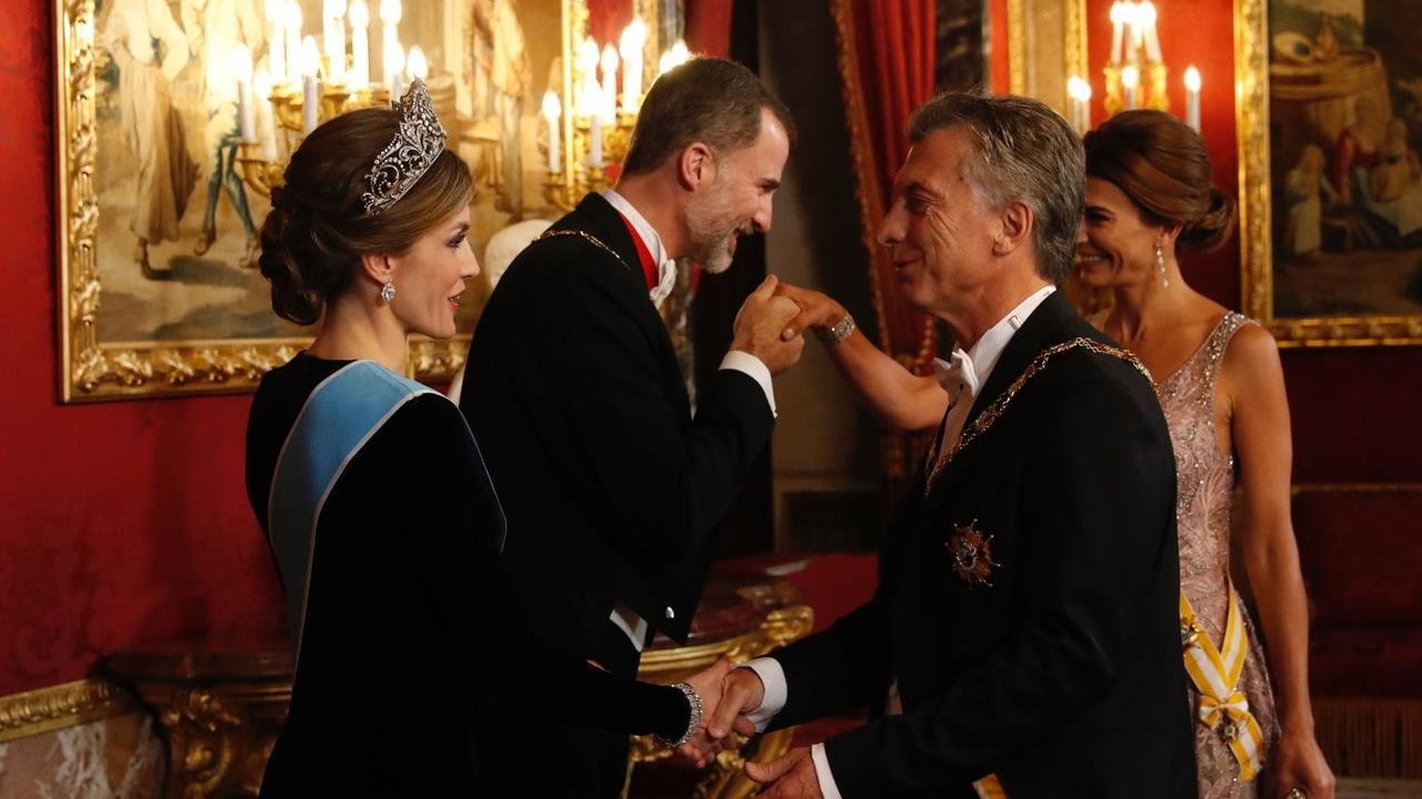 La reina Letizia y el rey Felipe, en la cena de gala en honor a Mauricio Macri.