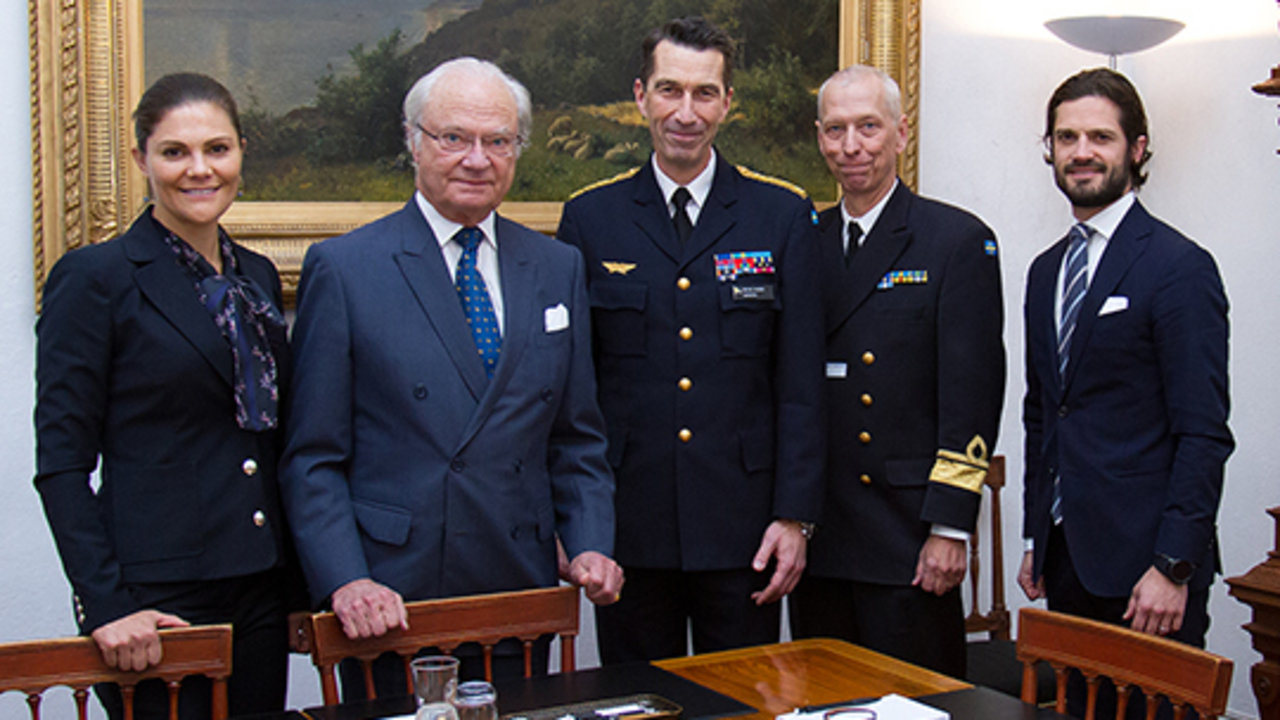 La princesa Victoria, el rey Carlos Gustavo y el príncipe Carlos Felipe, con mandos militares.