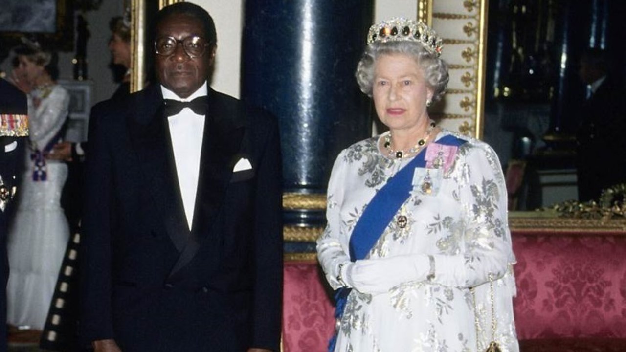 Robert Mugabe y la reina Isabel II, en una foto de archivo.