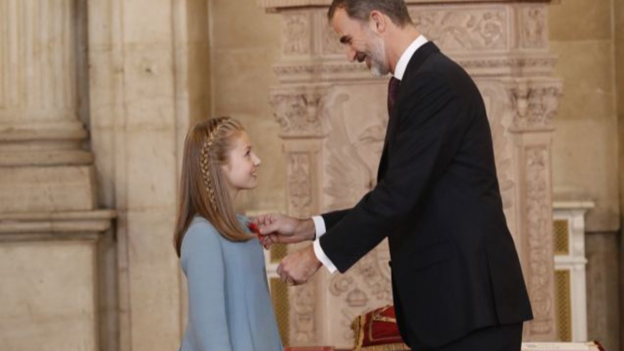 Felipe VI le impone el Toisón de Oro a Leonor, la princesa de Asturias