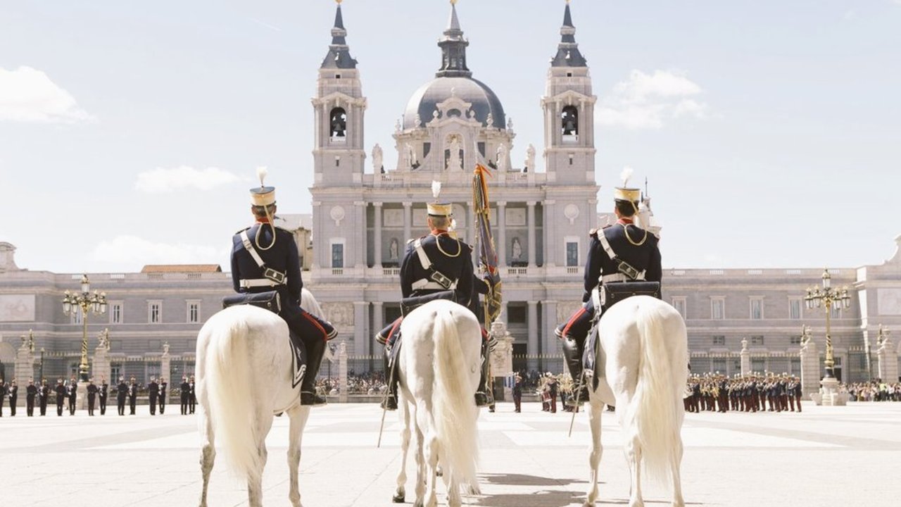 Relevo solemne de la Guardia Real en el Palacio Real de Madrid.