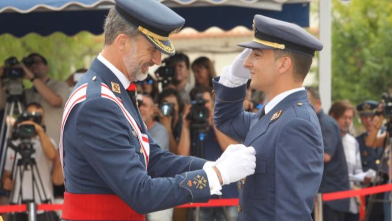 Felipe VI hace entrega de despachos militares.