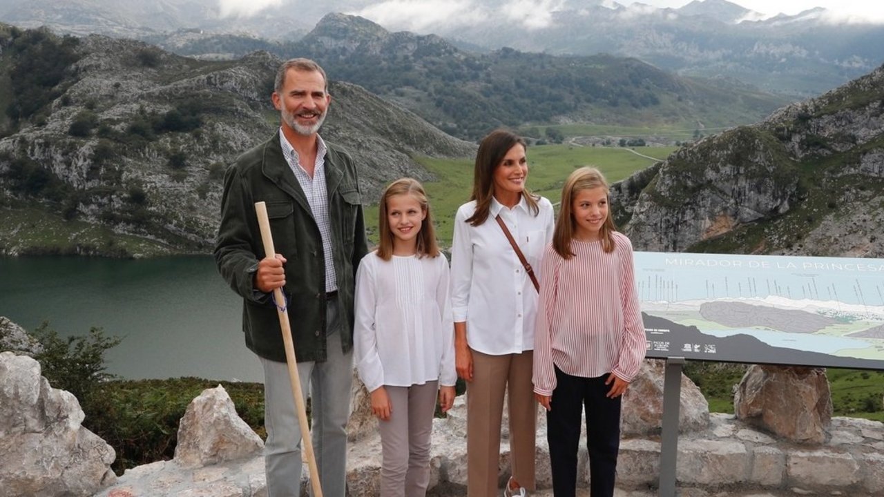Los reyes y sus hijas, en Covadonga.