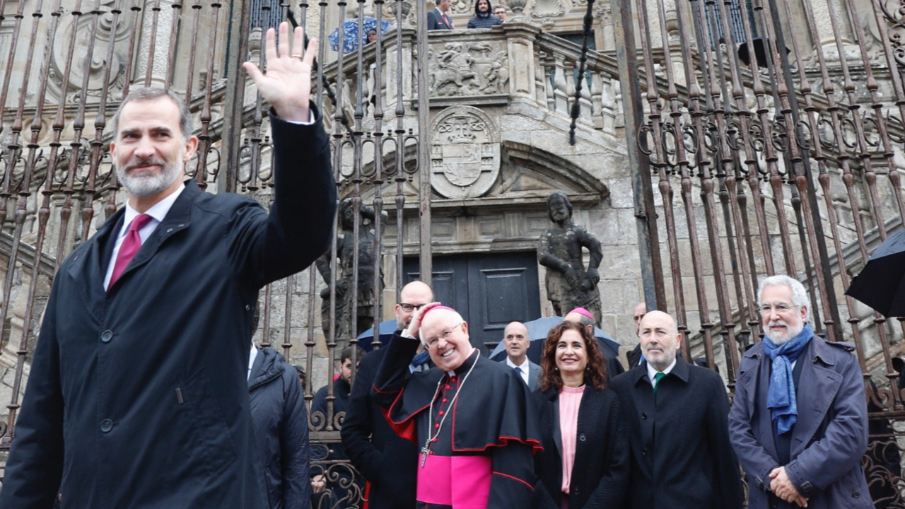 El rey Felipe VI, a su llegada a la catedral de Santiago.