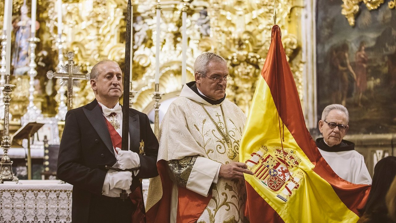 Bendición de la bandera en la Basílica de San Juan de Granada (Foto: Juanan Barros).