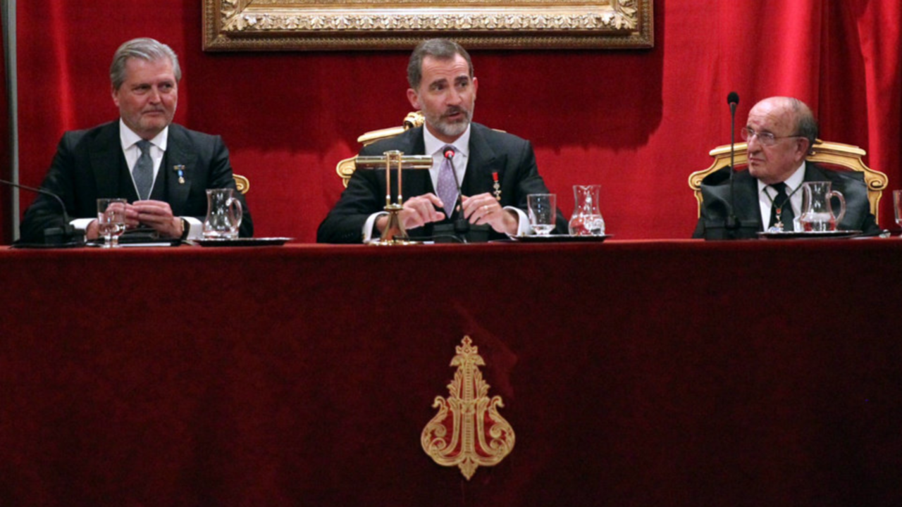 El rey durante un acto en la Real Academia de Jurisprudencia y Legislación en 2017, junto al entonces ministro de Educación, Cultura y Deporte, Íñigo Méndez de Vigo y el presidente de la Real Academia de Jurisprudencia y Legislación, José Antonio Escudero.