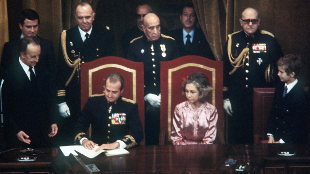 Los reyes Juan Carlos I y Sofía, en el acto de la firma de la Constitución en 1978.