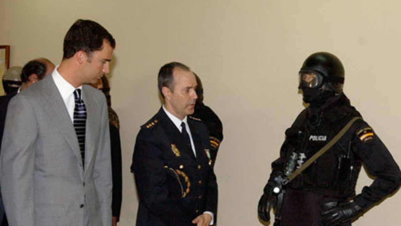 El rey Felipe, durante su última visita al cuartel de los GEO, en 2003.