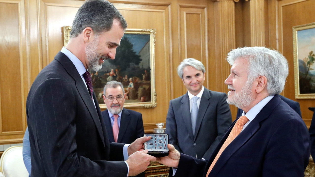 El expresidente de la Fundación Profesor Manuel Broseta, Rafael Ferrando, entregó a Felipe VI la Medalla de Oro de la Fundación en 2017.