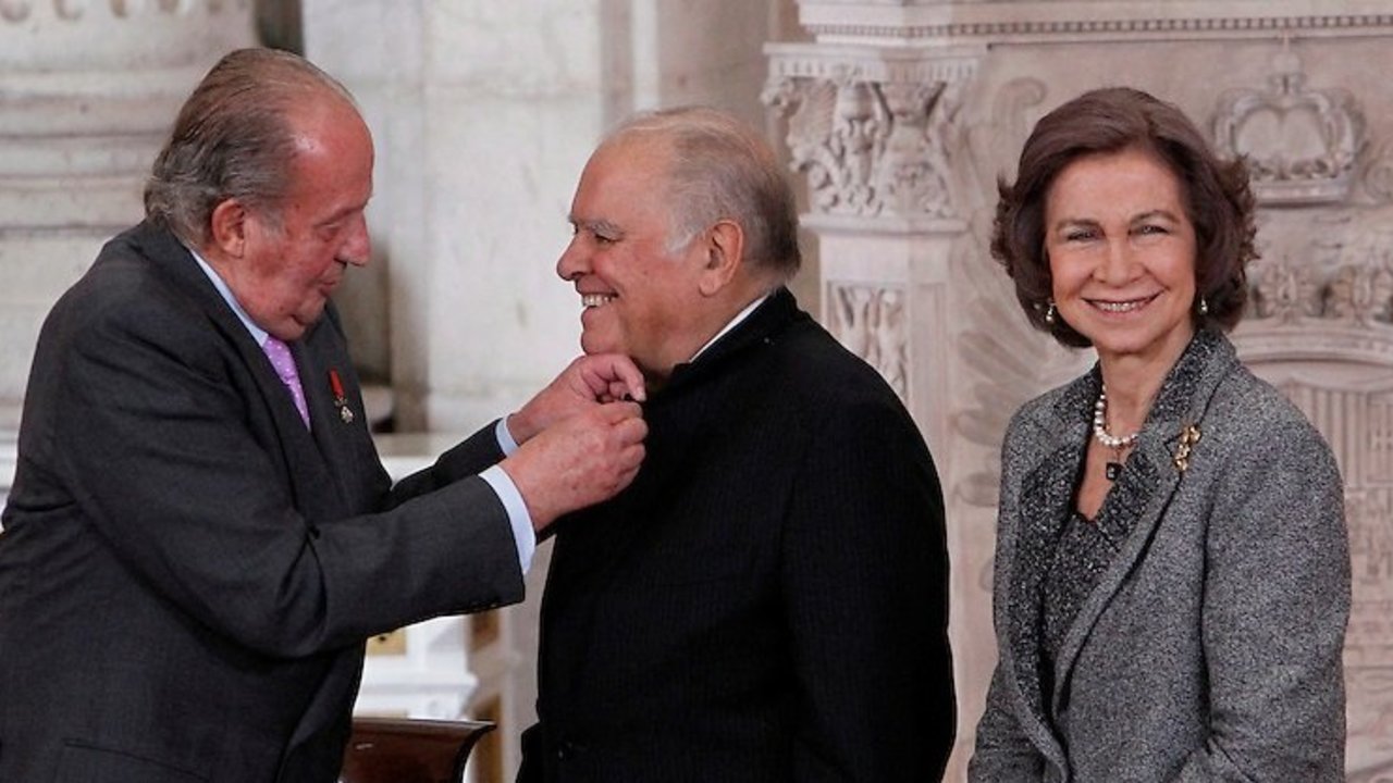 El rey Juan Carlos I reconoce a Enrique V. Iglesias con la Orden del Toisón de Oro en 2014, en presencia de doña Sofía.