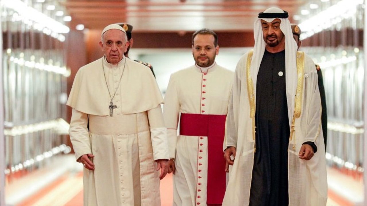 El Papa Francisco, junto al príncipe heredero, Mohammed bin Zayed al-Nahyan.