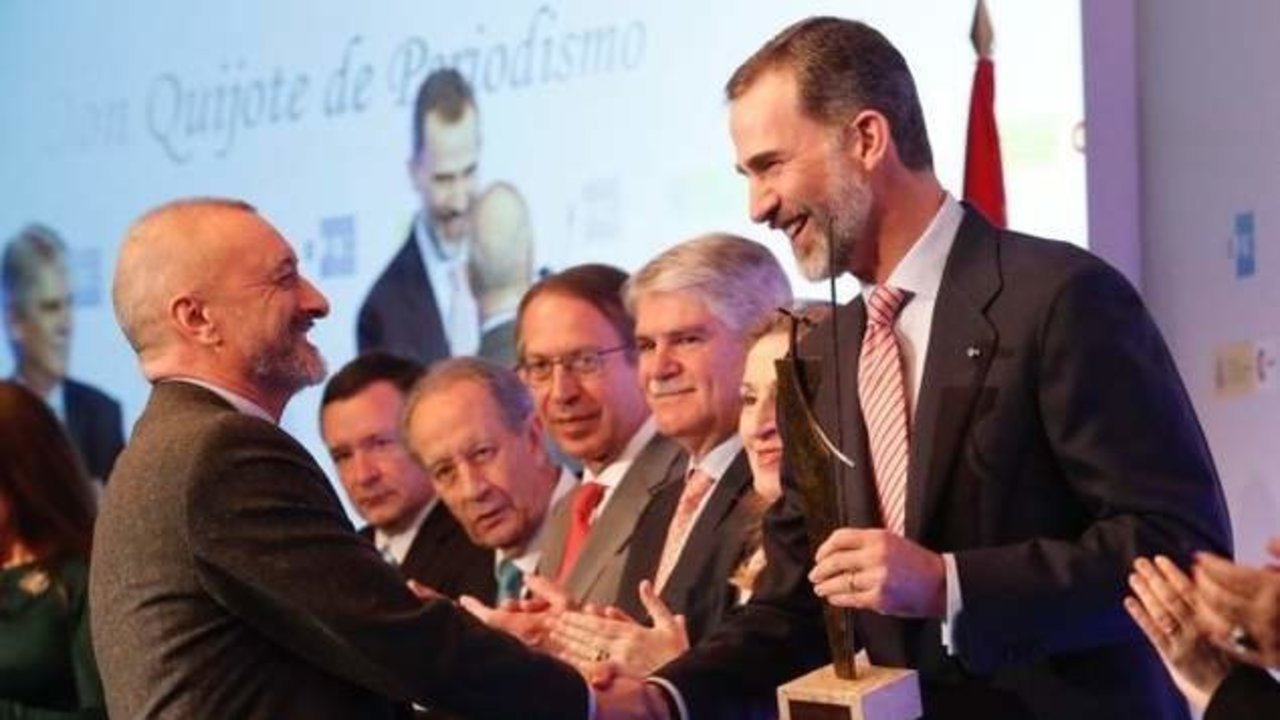 Arturo Pérez-Reverte recibe de manos de Felipe VI el XIII Premio Don Quijote de Periodismo, en 2017.