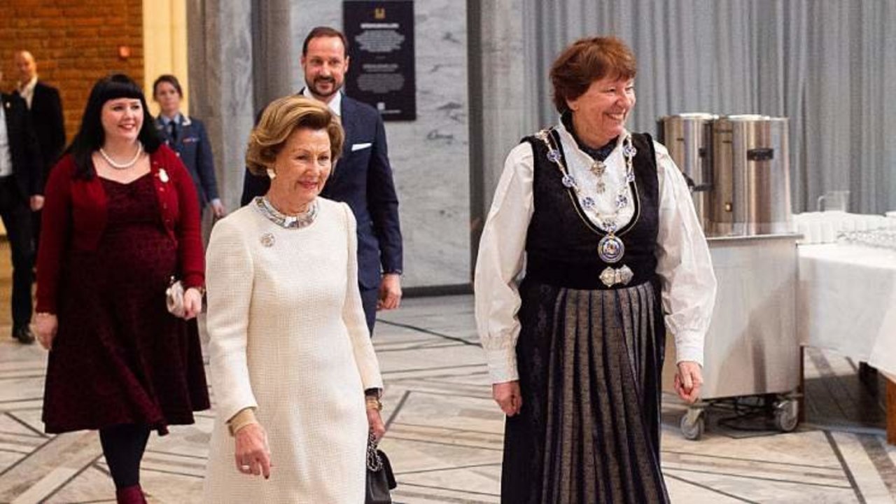 La reina Sonia y el príncipe Haakon (detrás), durante la celebración del Día Nacional Sami.