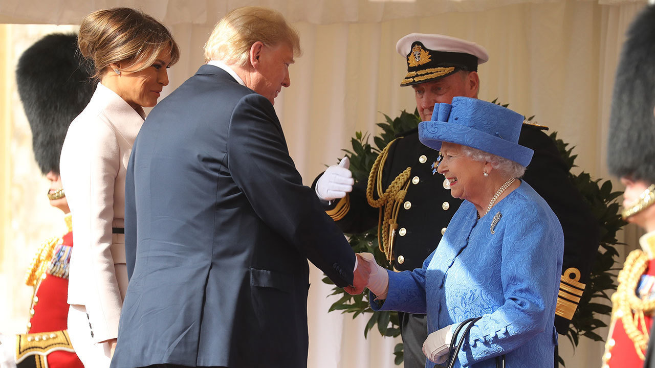 Donald Trump saluda a Isabel II, durante su visita en 2018.
