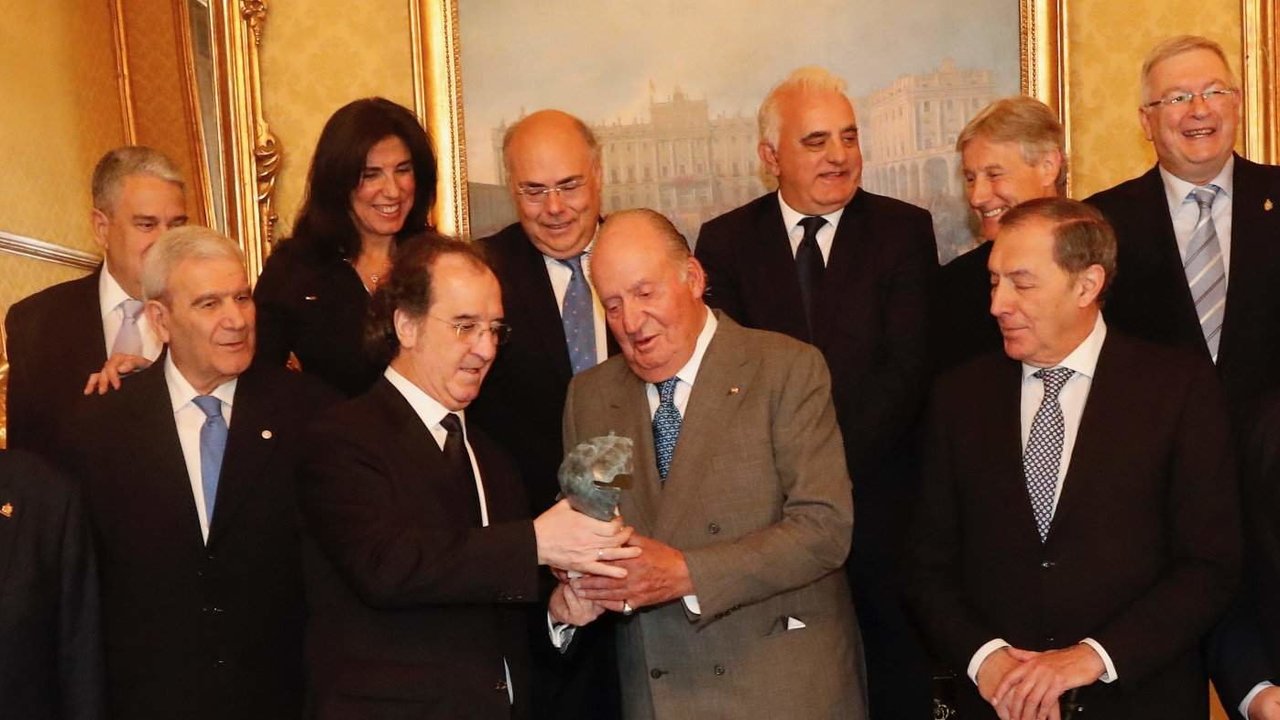 Juan Carlos I recibe el premio de la AEPD.