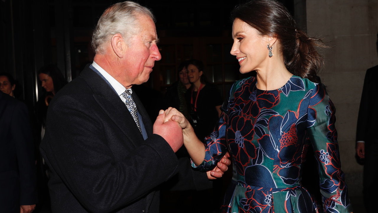 El príncipe de Gales saluda a la reina Letizia a su llegada al Museo.