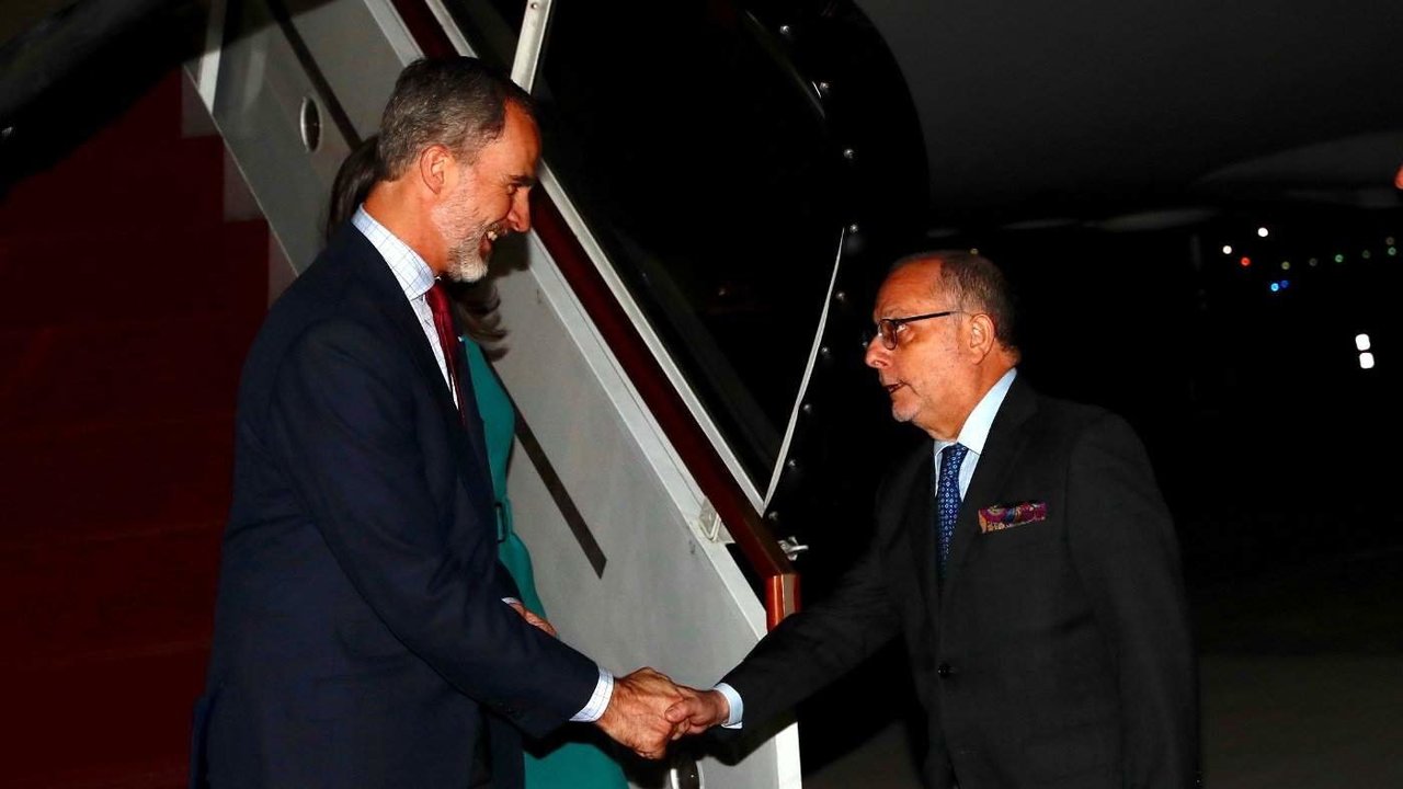 Felipe VI recibe el saludo del ministro de Asuntos Exteriores de Argentina, Jorge Marcelo Faurie, a su llegada al país.