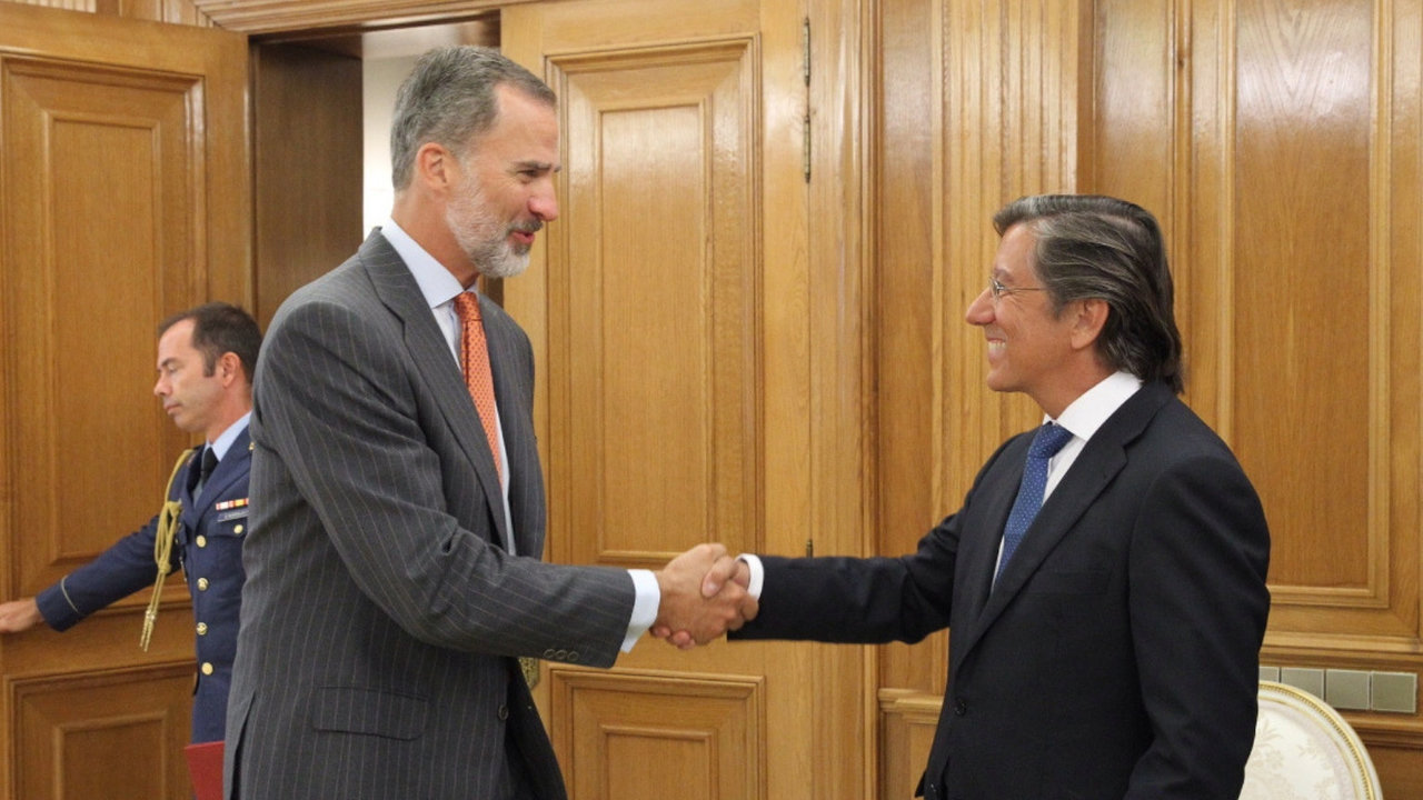 Felipe VI recibe el saludo del presidente de la Junta Directiva de la Sociedad Geográfica Española, Pío Cabanillas Alonso, durante un acto en 2018.