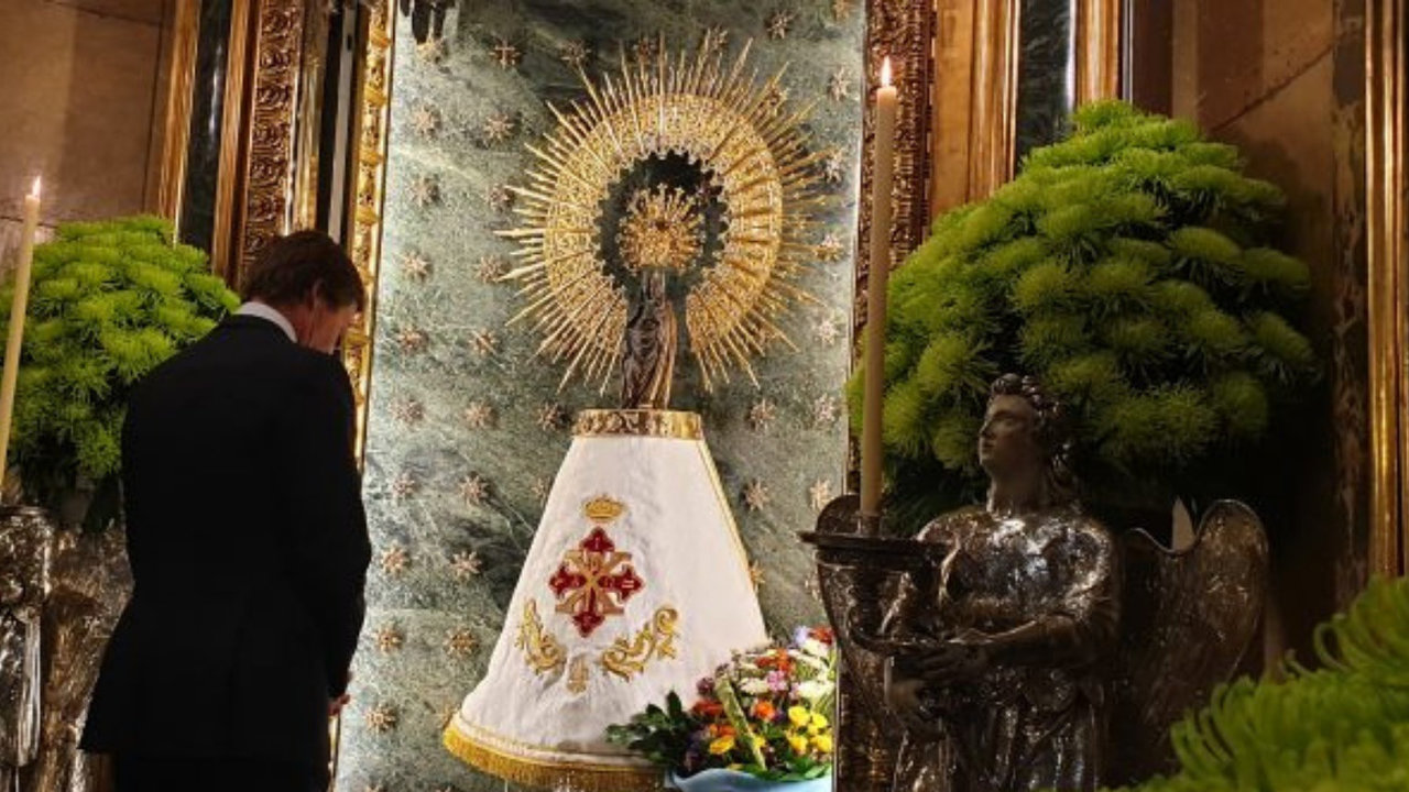 El duque de Calabria, frente a la imagen de la Virgen del Pilar.