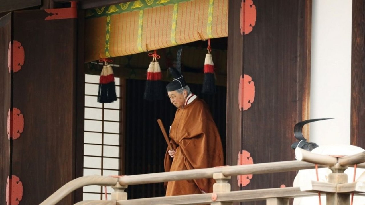 Akihito sale al balcón a despedirse de los presentes, el día de su abdicación.