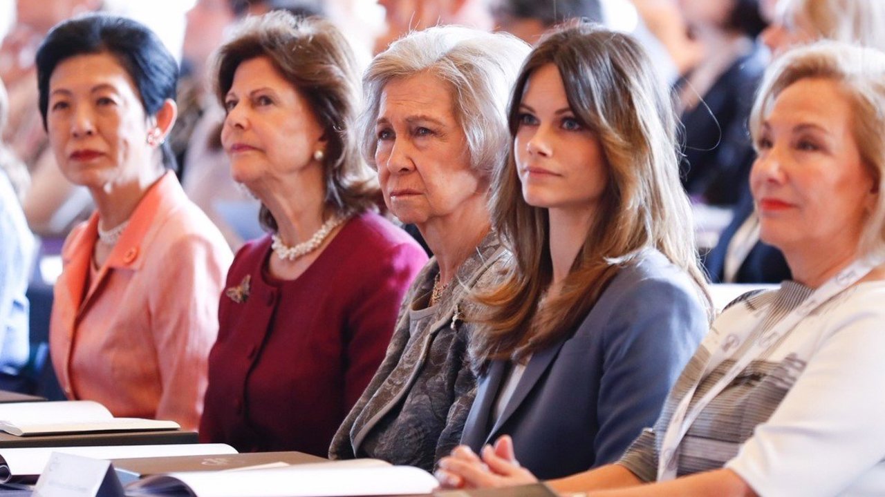 La reina Sofía junto a Silvia de Suecia, la Princesa Sofía de Suecia y la Princesa Takamado de Japón durante el Dementia Forum