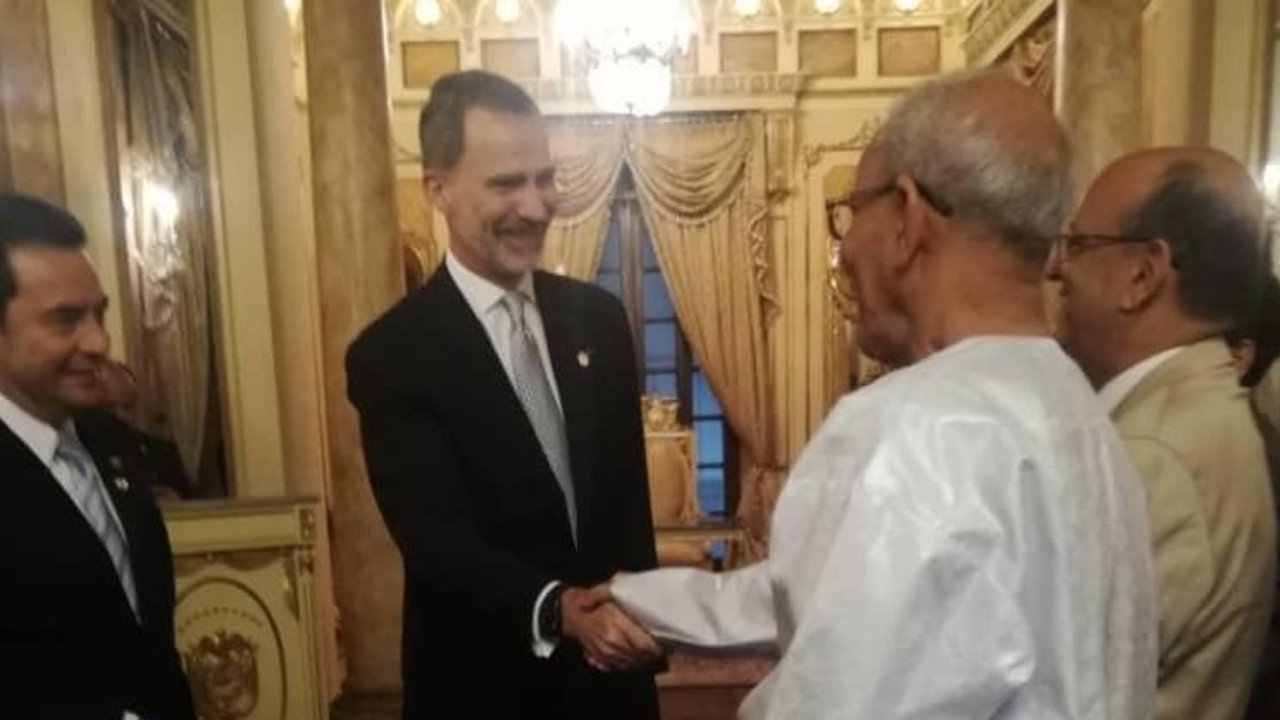 Felipe VI saluda a Brahim Gali (de blanco, de espaldas), presidente de la República Árabe Saharaui Democrática.