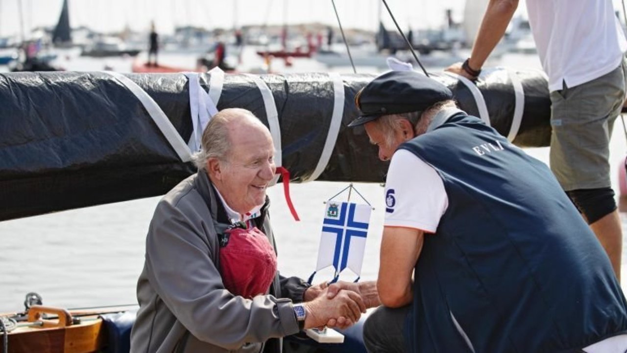 Don Juan Carlos recibe el estandarte al llegar al puerto.