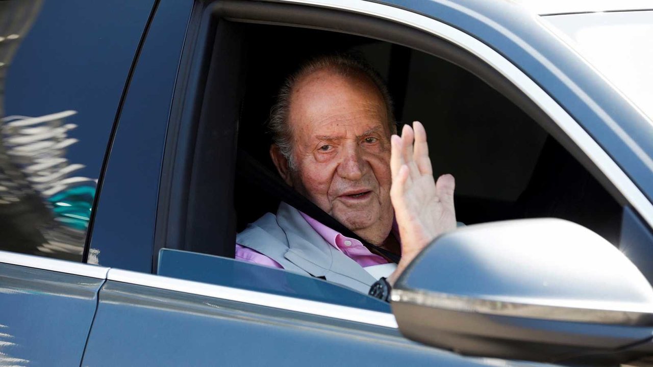 Don Juan Carlos, a la salida de un hospital en una imagen de archivo.