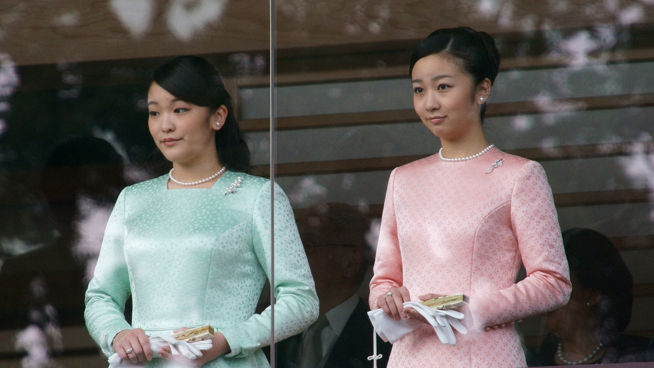 La princesa Kako junto a su hermana mayor.