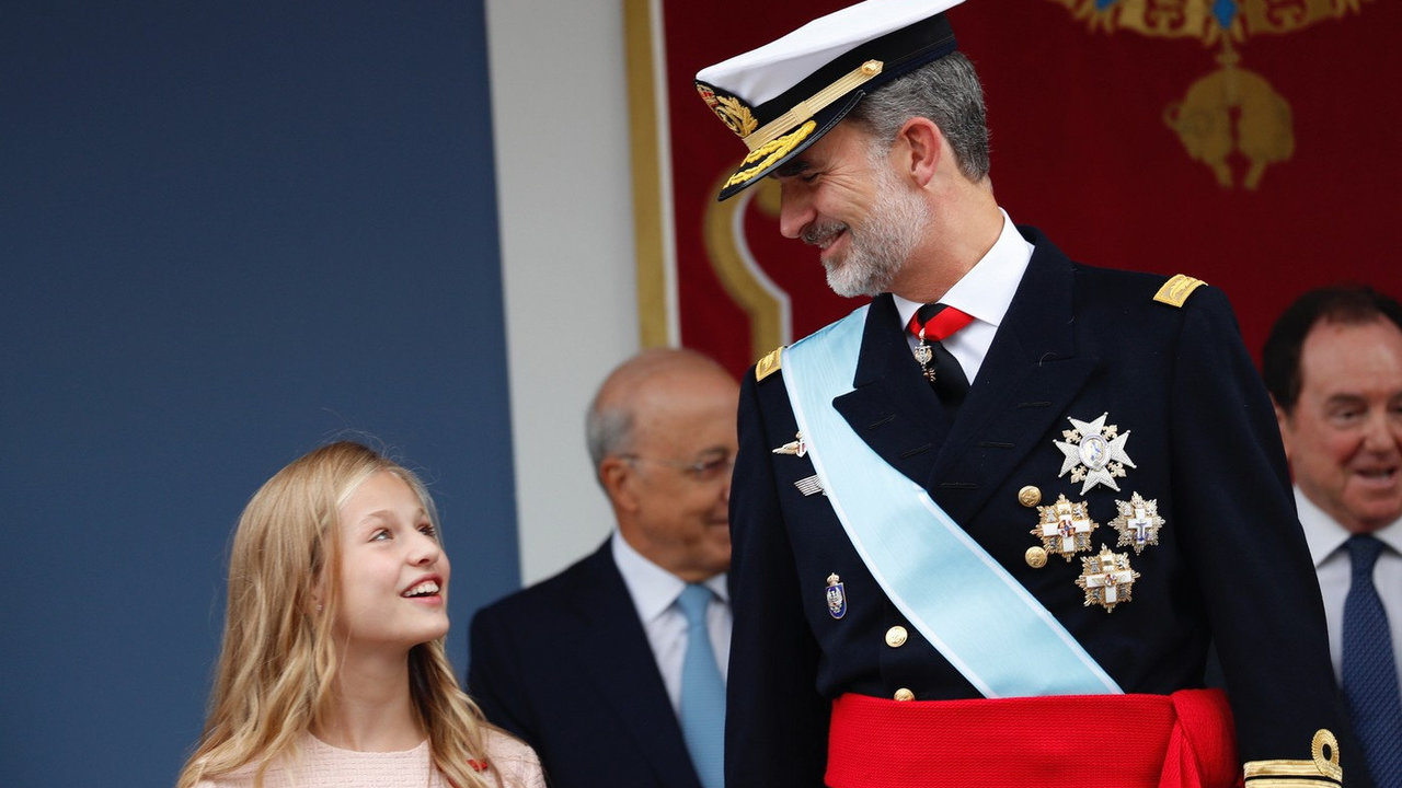 Su Majestad el Rey y su hija, Su Alteza Real la Princesa de Asturias conversan durante el desfile