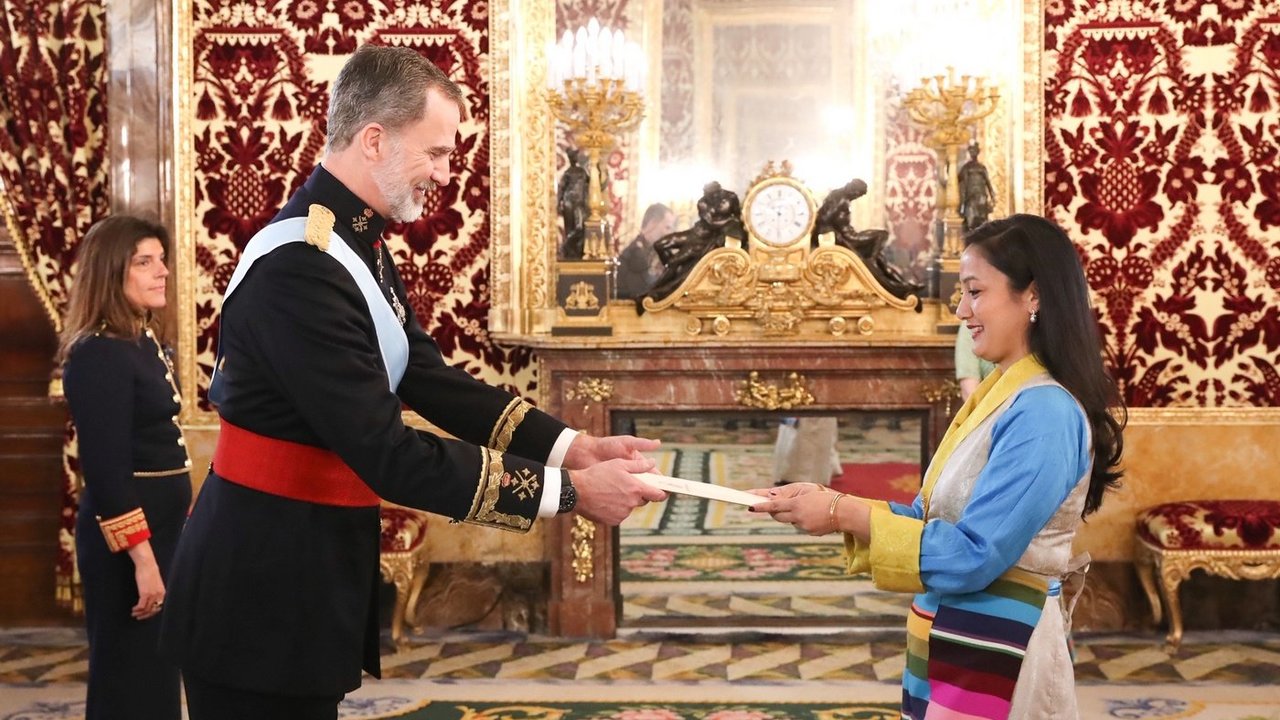 El rey recibe de manos de Futi Sherpa, Embajadora de la República Federal Democrática del Nepal