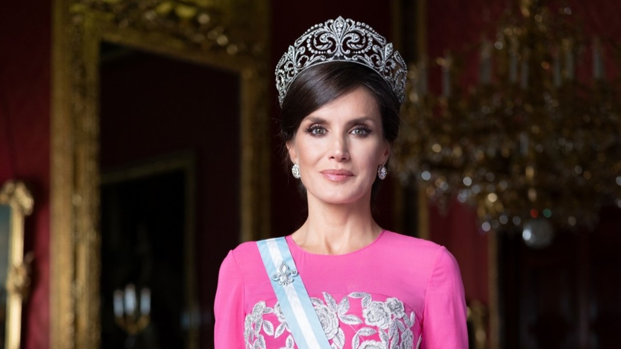 La reina Letizia vestida de gala en los nuevos retraros de la Casa Real