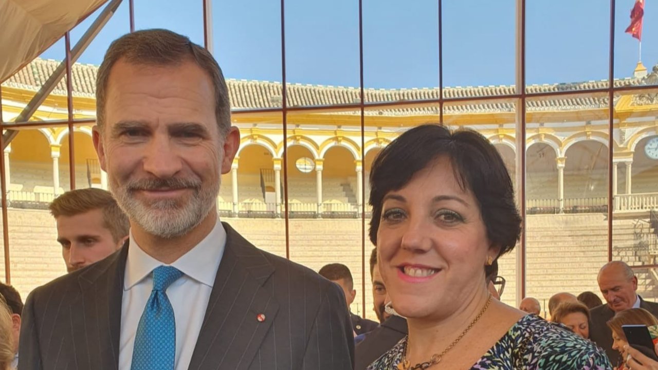 La delegada de Andalucía de la Unión Monárquica de España en Sevilla con el rey Felipe VI