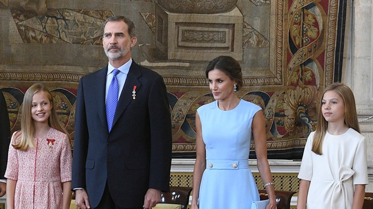 Los reyes, acompañados por la Princesa de Asturias y la Infanta Doña Sofía, presidieron el acto de imposición de condecoraciones de la Orden del Mérito Civil