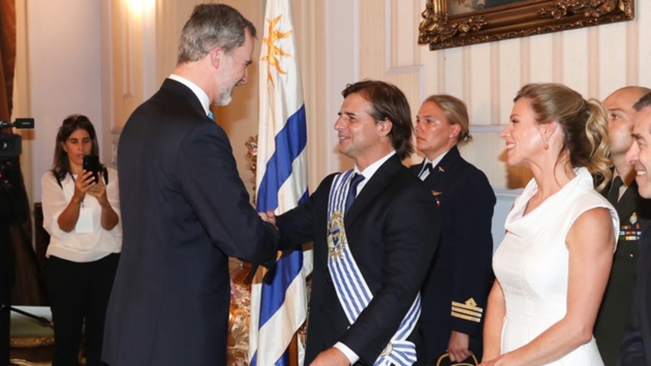El rey  saluda al nuevo presidente de la República Oriental del Uruguay, Luis Lacalle Pou