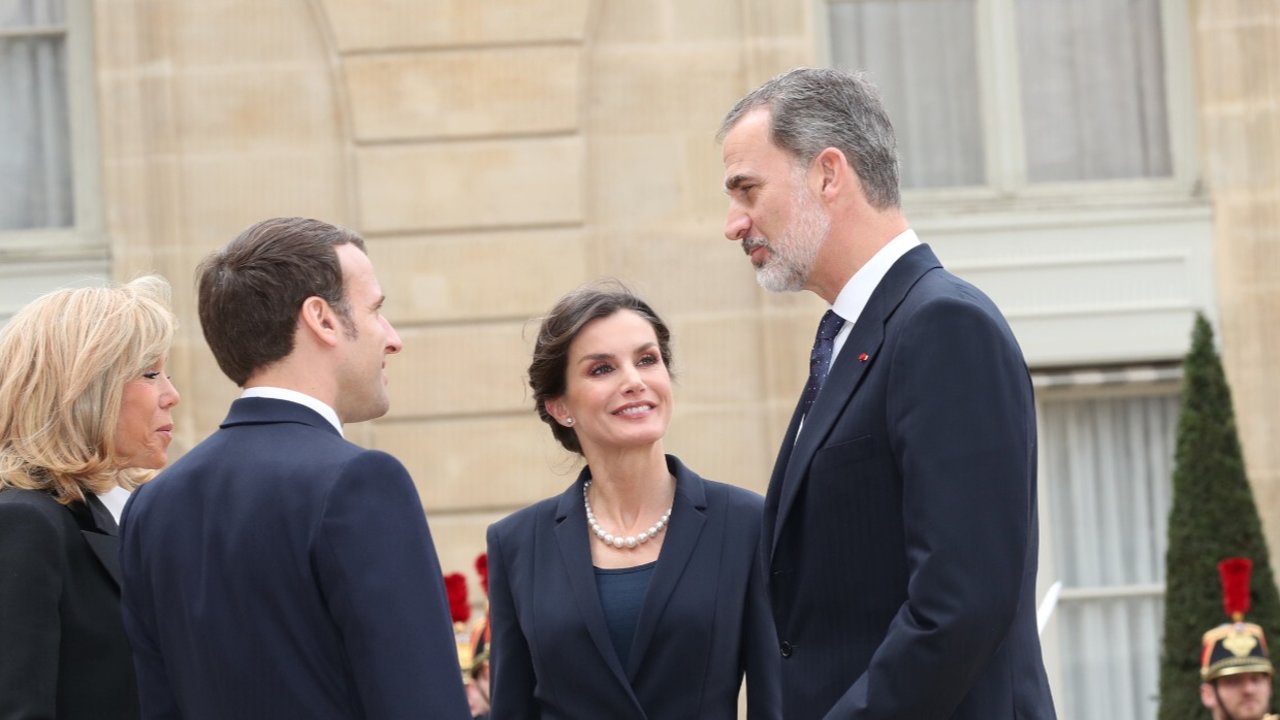 Los reyes conversan con el Presidente de la República Francesa, Emmanuel Macron y Brigitte Macron