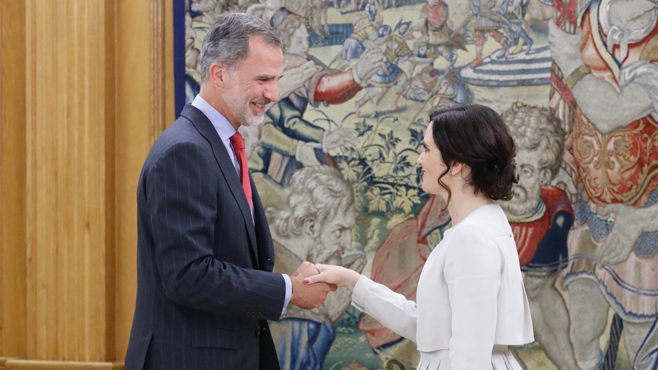 El rey recibe el saludo de la presidenta de la Comunidad de Madrid, Isabel Díaz Ayuso