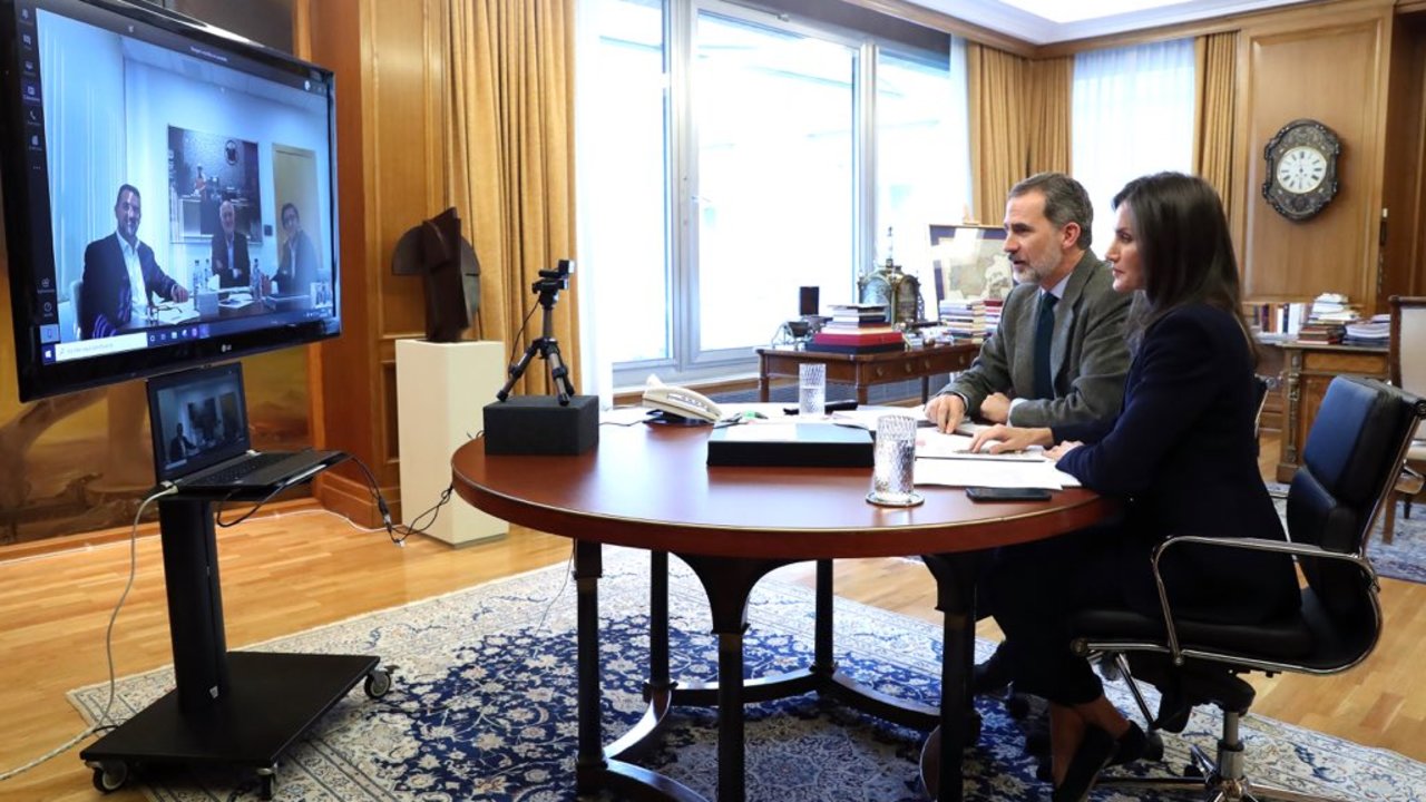 Felipe y Letizia en una videoconferencia con el presidente de Mercadona, Juan Roig