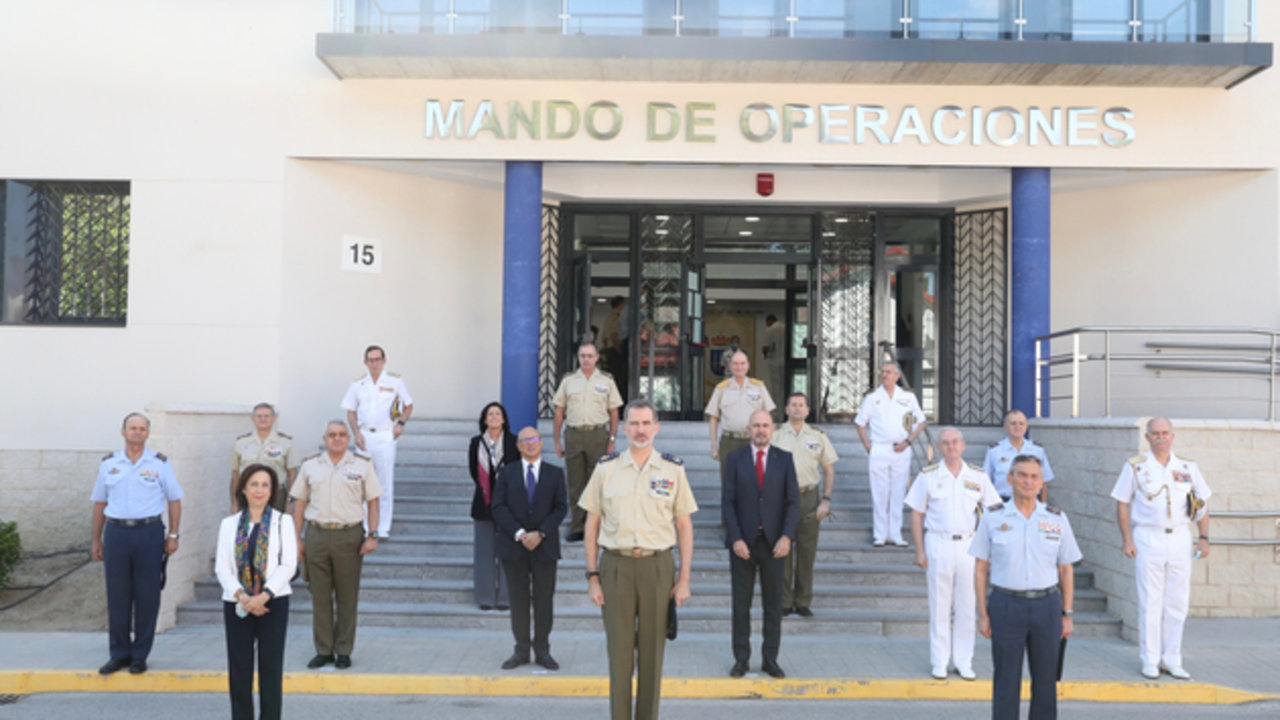 Felipe VI junto a las autoridades participantes el Día de las Fuerzas Armadas