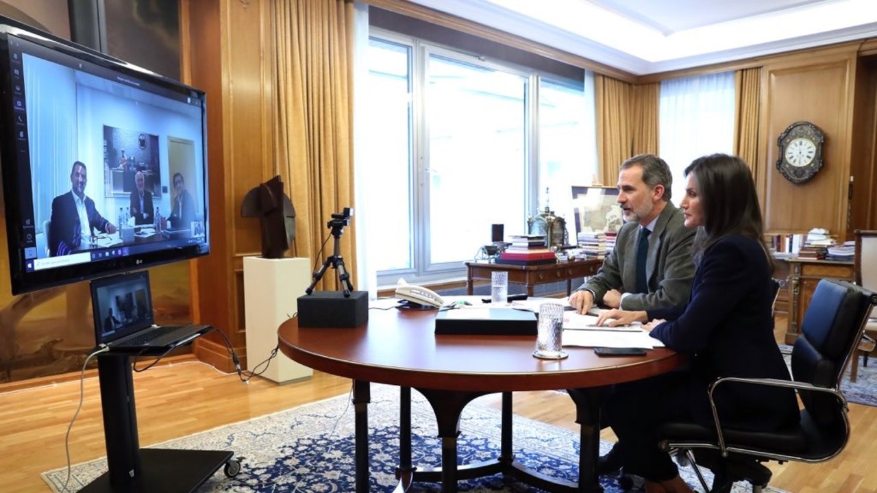 Los reyes Felipe y Letizia, en una videoconferencia.