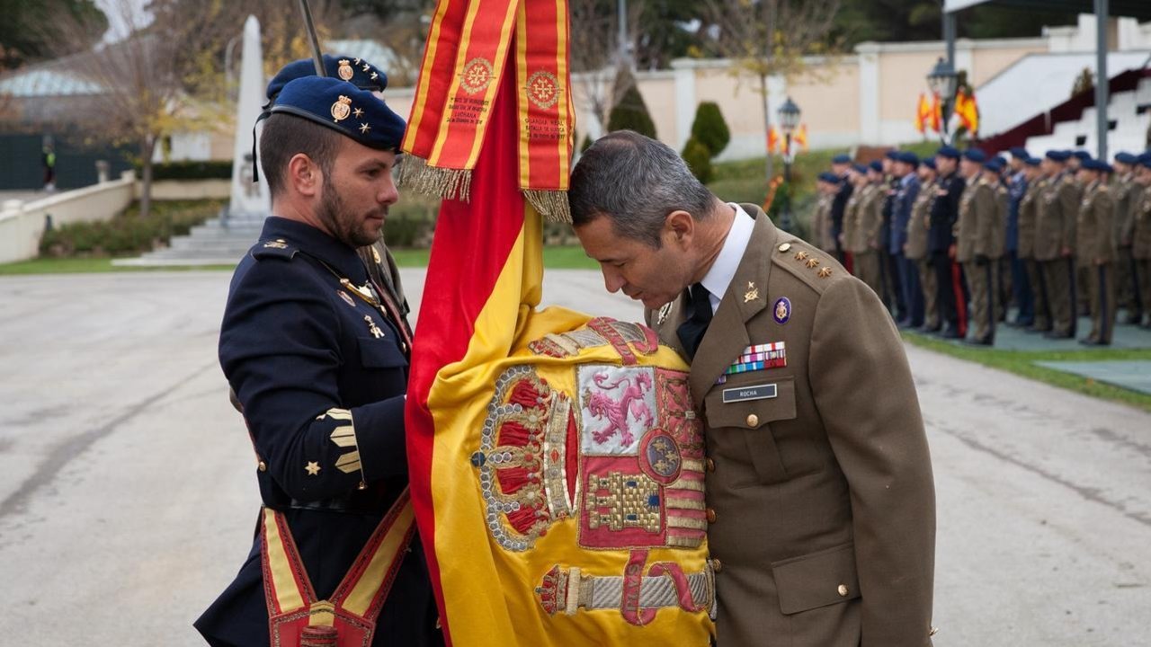 El coronel Rocha y Castilla despidiéndose de la Bandera de la Guardia Real.