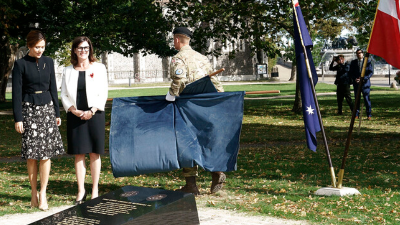 La princesa María y la embajadora de Australia inaugurando el memorial